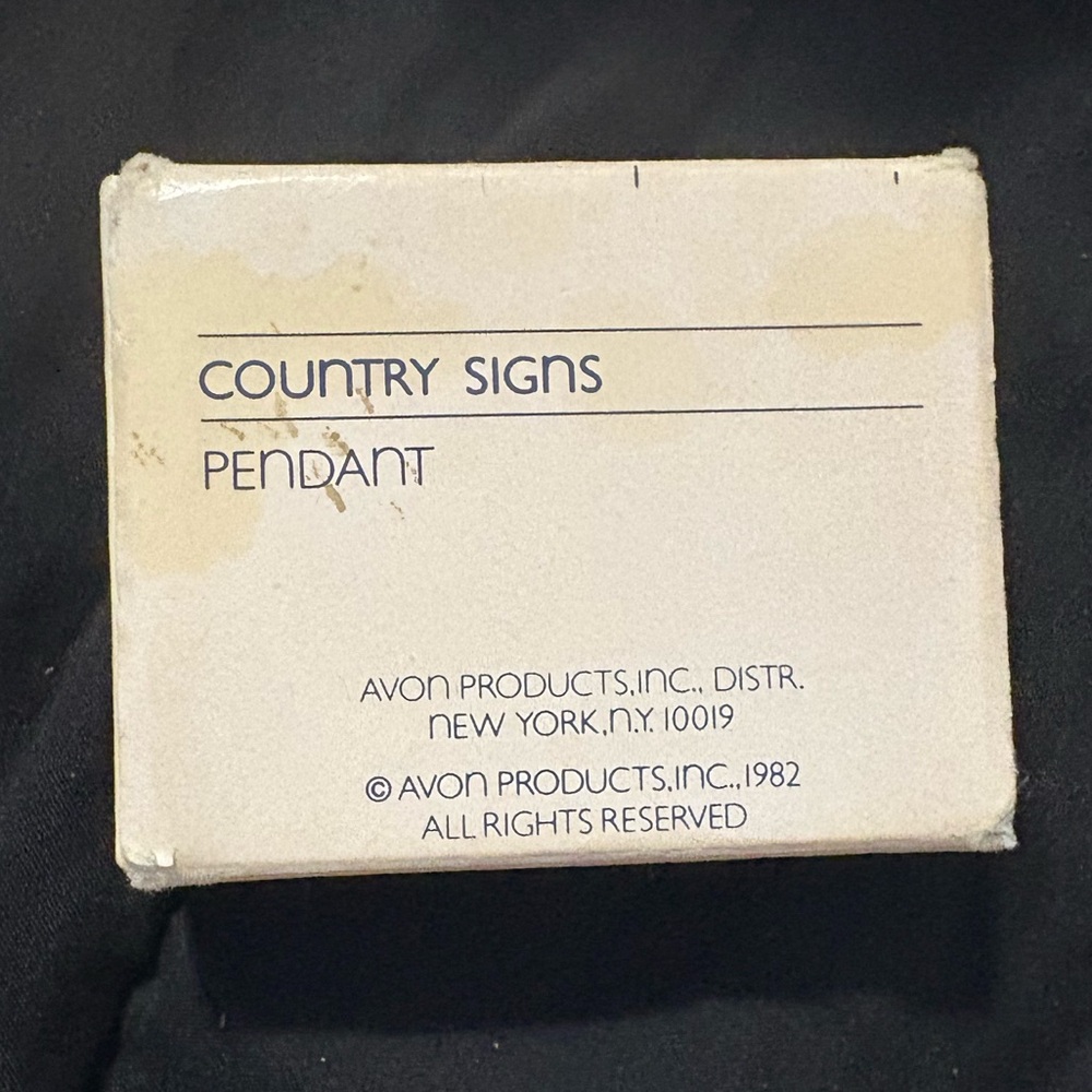 Avon Country Signs Pendant - Classic Cream